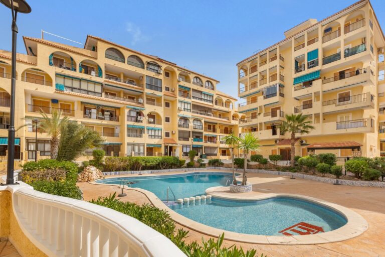 Apartment in Torrevieja (La Mata)