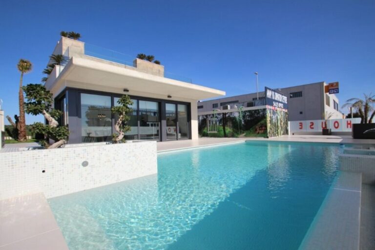 Villa in Orihuela Costa (La Zenia)